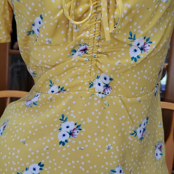 CLEARANCE FINAL PRICE Pretty floral Deep V Dress - Picture 7 of 9